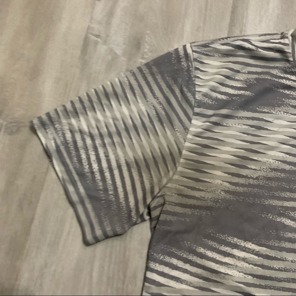 The Nike Tee Gray White Striped Top Sz M - Picture 3 of 6